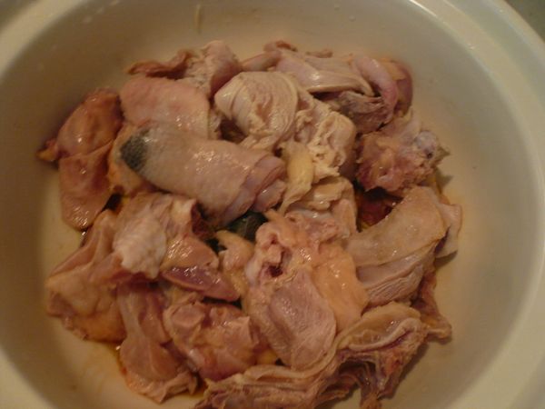雞肉剁成塊(可以請攤商幫忙處理)，清洗後以開水川燙去血水，放入砂鍋內。
蓋上鍋蓋，開大火加熱。