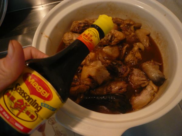 燜煮5分鐘後，掀鍋蓋，加入少許的鹽、糖、醬油和美極鮮味露，稍加拌勻，蓋上鍋蓋燜3分鐘。