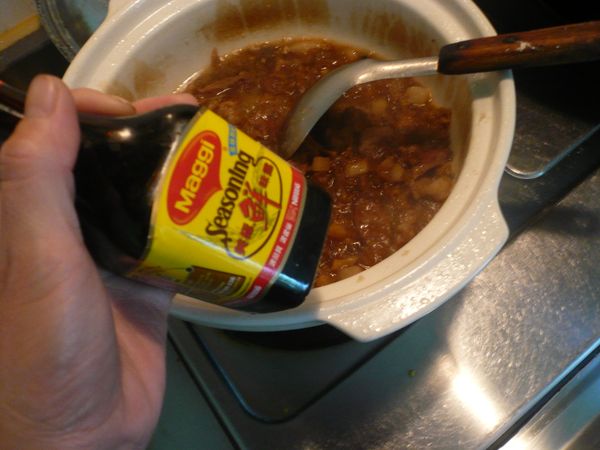 掀鍋蓋，加入少許的鹽、糖、醬油、水和美極鮮味露，稍加拌勻，蓋上鍋蓋燜煮20分鐘即可。