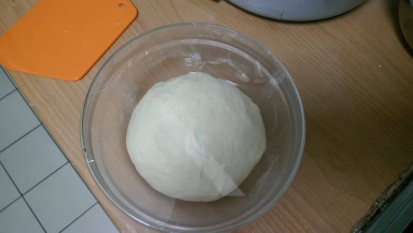 先把[麵團]的部分，都依順加入，攪拌成團~ (家裡有 攪拌(揉麵)機~這樣揉麵過程才不會累~)