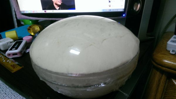 之後 揉到 不沾手即可~ 放入玻璃碗or鋼盆，用保鮮膜包起來~ 待置約 60分 基楚發酵~
((天啊~~ 俏mami 因為把它放進烤箱裡~想說 這樣發酵比較快~結果也太快了吧!! 哈哈)) QQ的~ 好可愛~