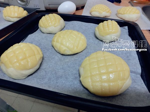 波蘿皮 把它平均分好之後，用手壓扁~ 放置麵團上~ 在用刀子的刀背~ 壓格紋狀~在放置讓它漲一倍大~
在每一個波蘿麵團上，刷一層[塗表皮]，就可以放進烤箱烤嘍!
(因為俏mami的烤箱是中型烤箱~只有上下火 溫度是一起的~ 上下火一起烤 160度/10分鐘 接著在 轉到上火 180度 5分鐘 讓它波蘿皮 上色~