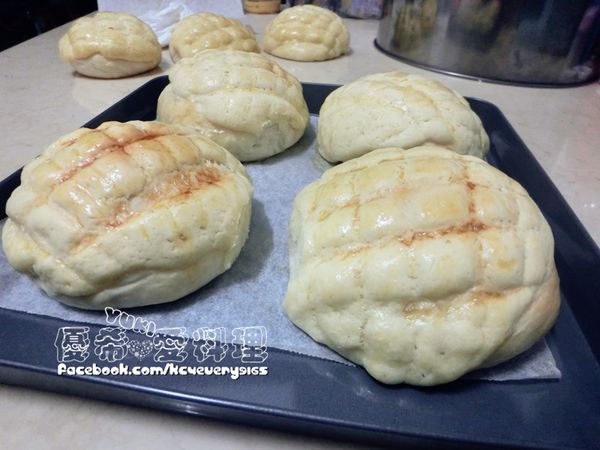 醬醬醬!! 完成嘍~~ 熱熱的 更好吃~~ (y)
大家也可以 變換口味唷~ 裡面也可以加餡料~看是要加 奶油還是巧克力~ 或芋頭... 都可以唷~~
波蘿皮的部份~ 也可以換成 巧克力口味~ 也行唷~~ ^_^