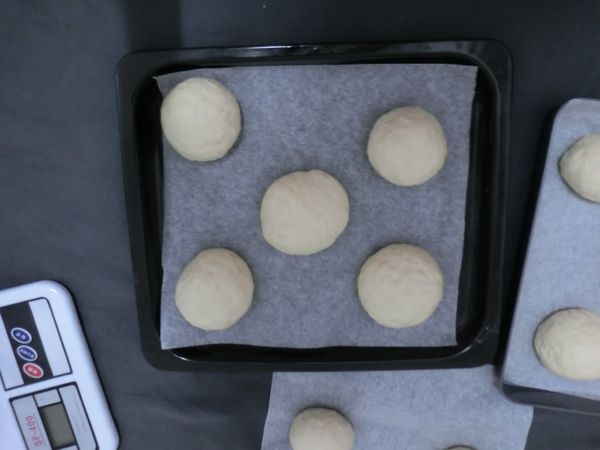 之後把發酵好的麵團~ 各平均分成 60g~ 在把它 整圓後，放置 約10分~讓它鬆弛。