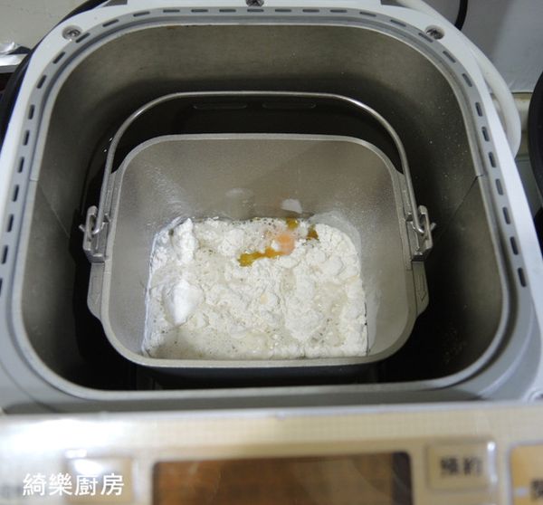將1-6項的材料放進麵包機裡面