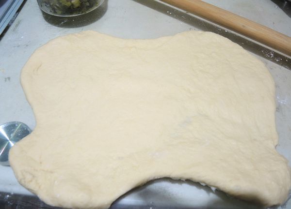 1個小時過去,第一次發酵完後,機器會''嗶嗶''聲,把麵糰拿出來擀成長型