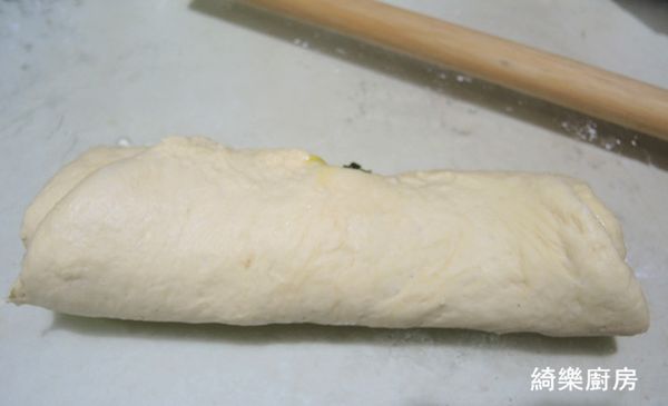 捲起來,用刀從麵糰中間切開,左右交叉捲成麻花狀