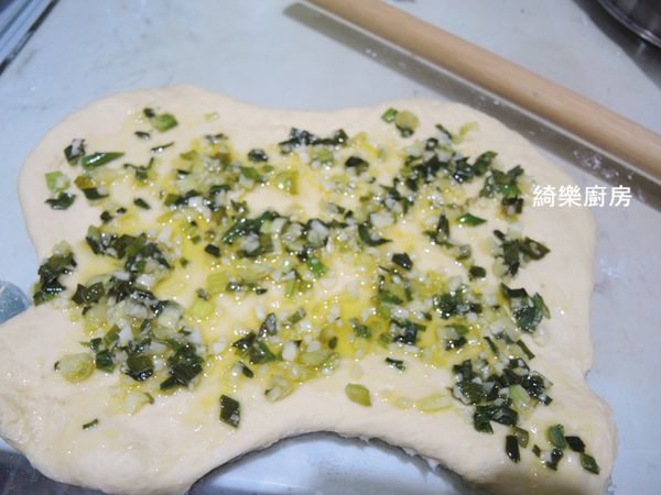 鋪上蔥蒜油,蔥蒜油做法:http://icook.tw/recipes/74063