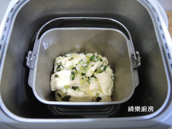 麵糰頭尾捏緊朝下,放回製麵包機中,接著按｛開始｝,麵包機就會開始第二次發酵