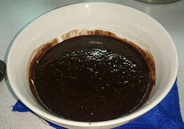 分次加入鬆餅粉，擾拌均勻後，敲出空氣