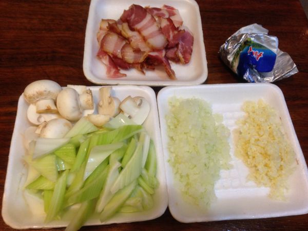 臘肉切片、蘑菇切片、西芹切小塊、洋蔥及蒜切末備用。