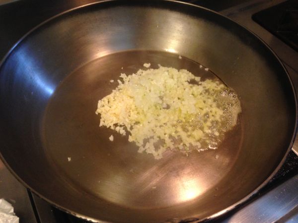 熱鍋放入奶油爆香洋蔥及蒜。