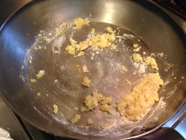 同鍋放入麵粉翻炒，倒入牛奶、水、鮮奶油拌勻。