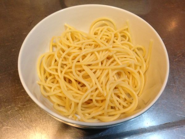 另取鍋水滾放入麵條，煮約7-8分鐘撈起沖冷水備用。