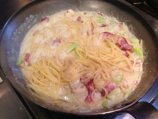 另起鍋炒臘肉、蘑菇，再放入西芹、作法4、5翻炒略煮盛起，擺上巴西里即可。