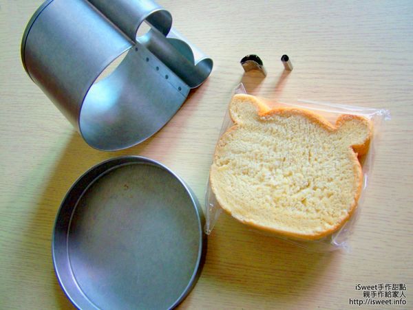 將麵包麵團放入造型吐司模具, 將烤箱以50度讓麵糰發酵30分鐘之後, 再將烤箱預熱到 180度, 之後再將模具與麵糰放入烤箱中以上下火180度烤30分鐘!

烤好之後放室溫冷卻之後再切片即可!