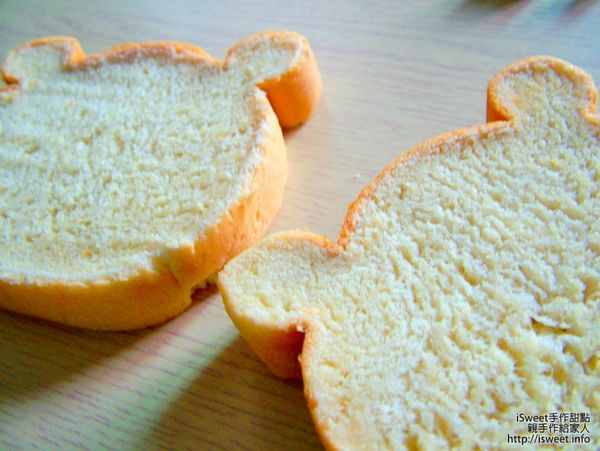 造型吐司最佳的切片與裝飾的時機, 建議是先放室溫自然冷卻之後的一個小時之後, 或是用吐司冷卻之後,再用塑膠袋放置室溫保存12小時之後再來裝飾唷!