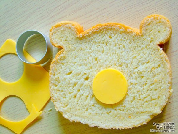 用圓形模具取下起士片