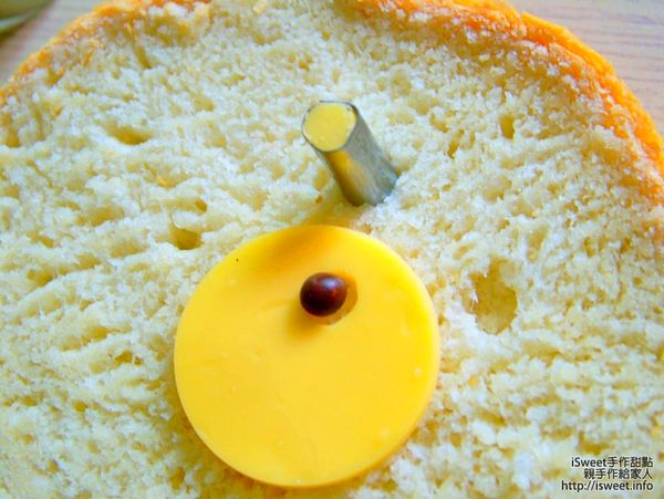 然後用小的圓形模具挖出兩個眼睛的位置, 也可以挖出小鼻子的位置...方便放入巧克力豆裝置唷!