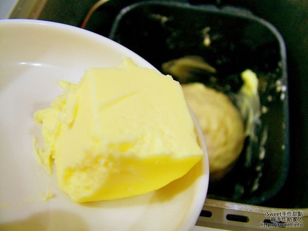 等麵粉成團之後再加入奶油!