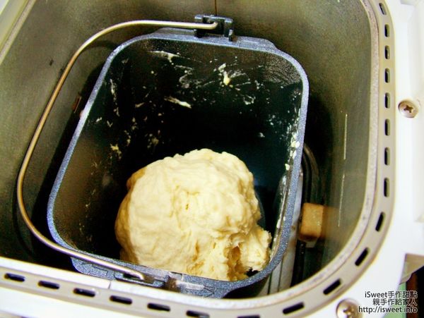 請將麵包材料 (除了奶油以外)放入麵包機中先揉成團...