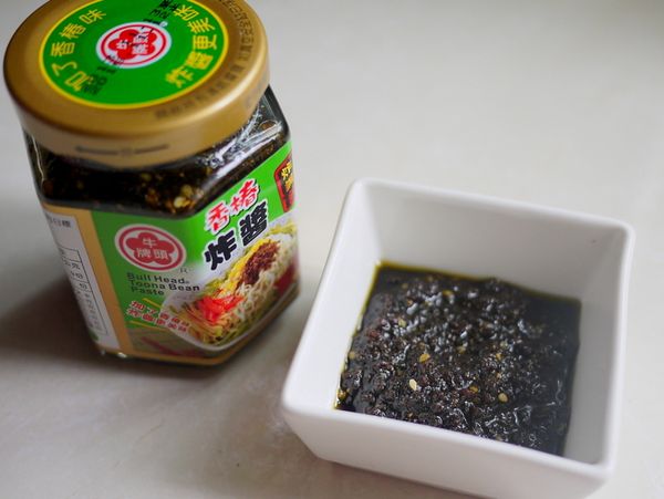 今天使用的料理主角：牛頭牌香椿炸醬，其選用台灣在地原料精心製做保留了香椿的原味，適合各式的料理而且絕不添加防腐劑及人工味精，也是全素唷～
