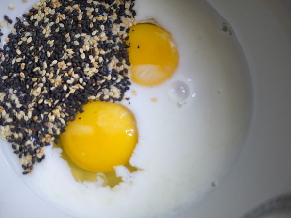 將牛奶+蛋液+黑白芝麻拌勻備用