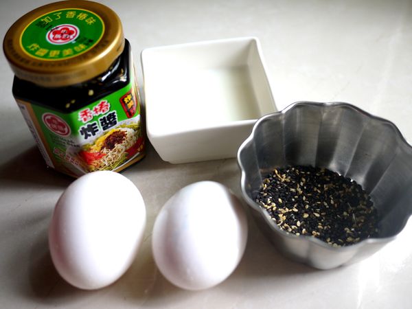 準備食材：雞蛋、牛奶、黑／白芝麻粒、牛頭牌香椿炸醬