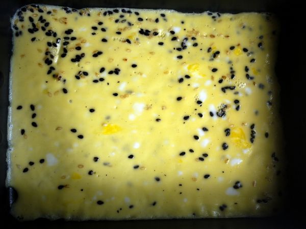 玉子燒鍋子塗油熱鍋，加入蛋液