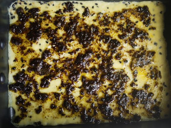 蛋皮有點熟成，牛頭牌香椿炸醬加入