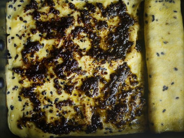 利用鍋鏟捲起來,用刷子再將鍋底塗上油再加入蛋液再塗醬