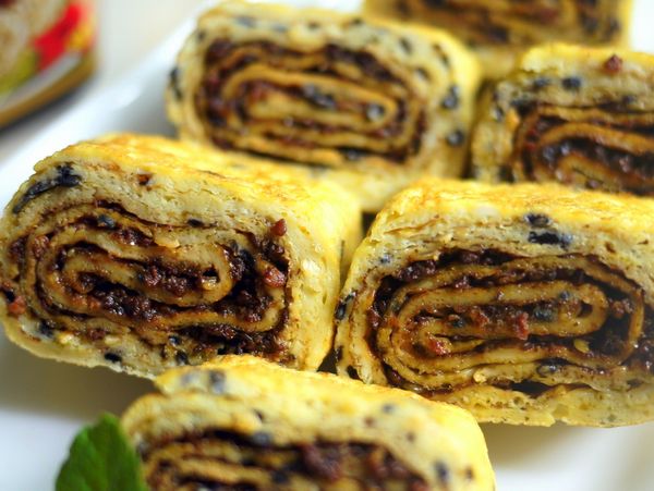 看那千層香椿炸醬包覆著一層又一層蛋皮，吃起來真是棒極了