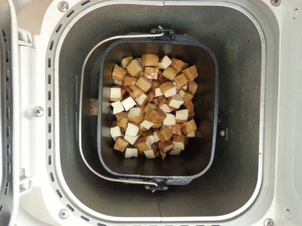 先將小豆乾放麵包機中內鍋,加入醬油,糖(或冰糖),沙拉油,八角,甘草,開啟果醬行程26啟動