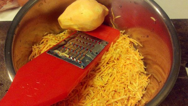 地瓜去皮切刨絲，洋蔥切絲；櫻花蝦放入鍋中炒香後取出，備用。