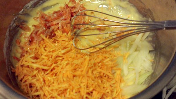 再加入作法2的­地瓜、櫻花蝦，續加入洋蔥攪拌均勻。