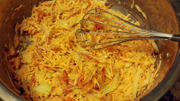 最後加入淬釀醬油露拌勻，即為櫻花蝦洋蔥地瓜麵糊，備用。