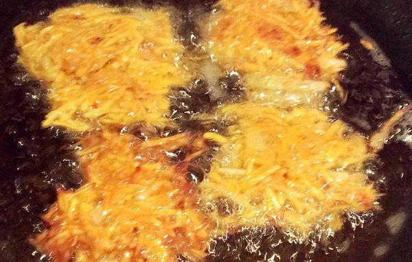 取一鍋，倒入適量橄欖油，加熱至170度，再加入作法5的櫻花蝦洋蔥地瓜麵糊，用中小火炸至兩面­金黃熟透即可。