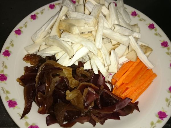 胡蘿蔔與木耳切絲，杏鮑菇一根切成三段，再用手剝成絲(不規則形狀較易附著醬汁)，