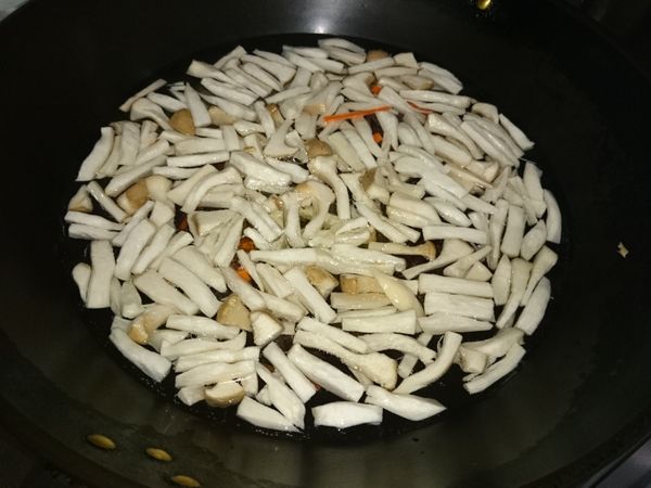 燒一鍋水，水滾在水中加入少許鹽和沙拉油(去生味，蔬菜也不易反黑)，倒入步驟1的蔬菜，滾個3~4分鐘，撈起瀝乾，