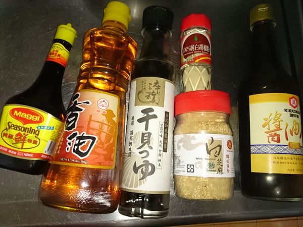 取一小深鍋，把[調味料]加入先調勻，