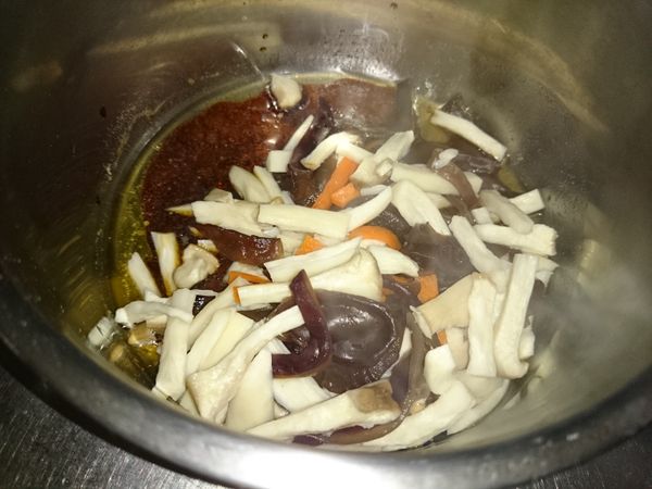 將瀝乾好的蔬菜倒入，與調好的醬汁充分攪拌均勻，撒入白芝麻，拌一拌就OK囉~^^