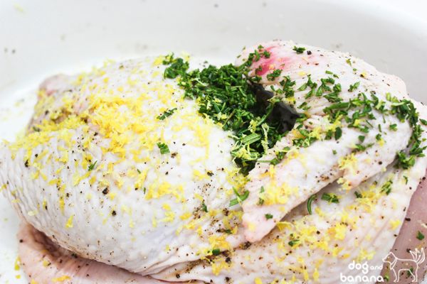 半隻仿土雞洗淨擦乾後放進烤盤,以適量的鹽跟黑胡椒調味,然後把三支去莖切碎的迷迭香、半顆黃檸檬皮屑加入，擠進檸檬汁,最後淋入2大匙橄欖油、1大匙蜂蜜,用手按摩入味後送進預熱200度的烤箱,烤約45分鐘。