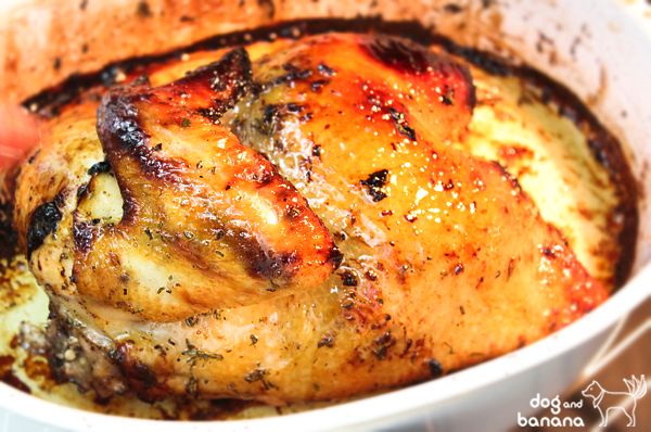 途中記得把雞汁刷在雞身上,轉個方向,如表皮太焦可以用錫箔紙蓋住雞皮。