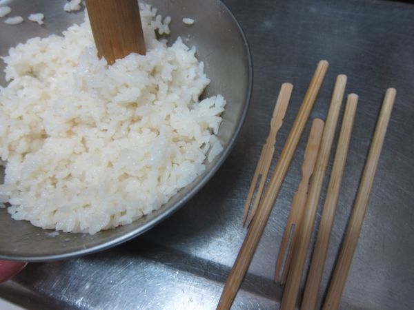白米飯搗成有黏性，保留少許米粒還在的程度。
棒子準備好，備用。