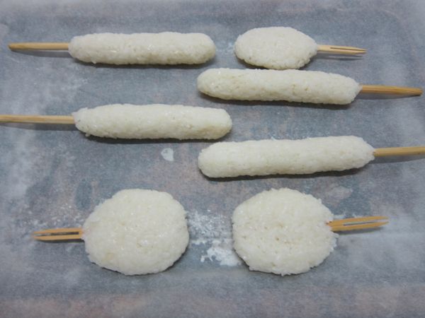 放防沾的烘焙紙上，低溫80-100度烤15分鐘。燜10分鐘再取出。主要是要讓水份蒸發，米棒略乾燥。
(也有做成比較圓扁形狀)