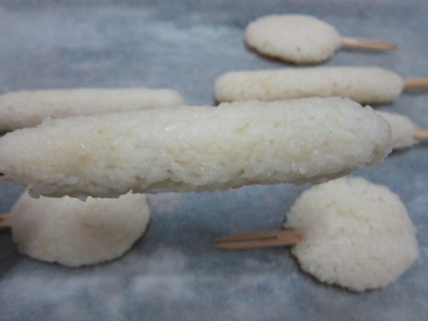 表面要烤得乾乾的感覺。如有稍微黏紙，用濕的湯匙稍微推一下就分離。