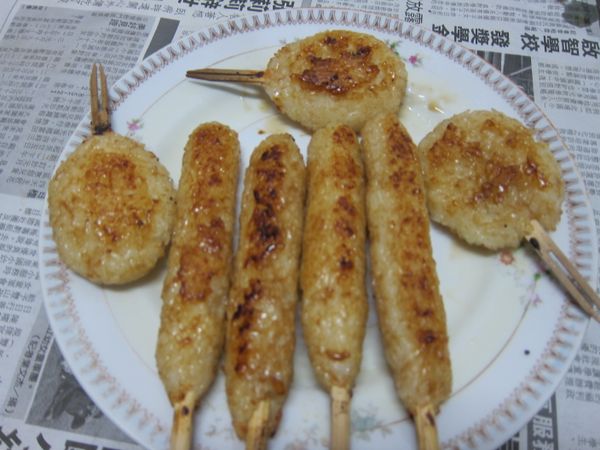 烤好取出，趁熱再抹上一層淬釀日式和風醬油露-靜岡鰹魚醬油露。沾完醬油露也可再沾海苔香鬆。