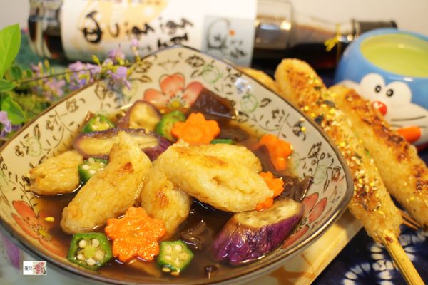 適量滾水加1小匙的淬釀日式和風醬油露-靜岡鰹魚醬油露，放時蔬、米棒煮熟入味，勾薄芡。