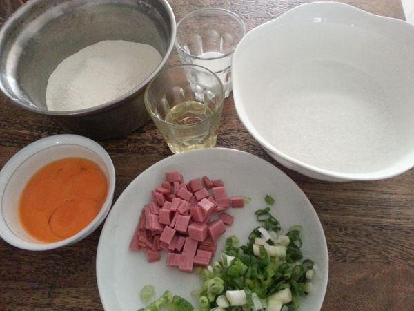 首先取個容器將B料全倒入攪拌均勻,另取一個容器將蛋白倒入用打蛋器打到硬性發泡(蛋白附著在打蛋器上不會流下來) 打得同時分三次加入細白糖,打好後加入麵粉 泡打粉輕輕攪拌,最後將B料倒入一起攪拌均勻