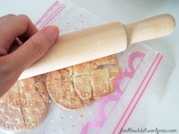 将饼干压至粹，直到非常细屑.